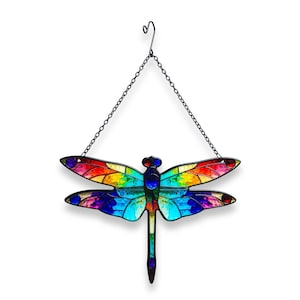 Könnte beinhalten: Ein Libellen-Sonnenfänger aus Buntglas mit leuchtend bunten Flügeln in Rot, Gelb, Blau und Violett. Das Insekt hat einen dunklen Metallrahmen und ist an einer dünnen schwarzen Metallkette mit einem Haken zur Aufhängung befestigt.