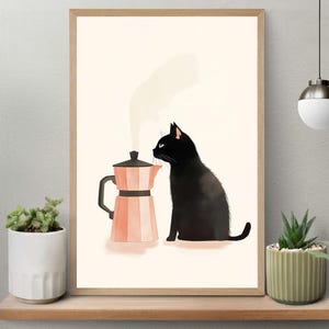 Może przedstawiać: Oprawiony wydruk artystyczny przedstawiający czarnego kota i różowo-czarny ekspres do kawy z parą. Kot patrzy na ekspres do kawy. Wydruk artystyczny jest w jasnobrązowej drewnianej ramie.
