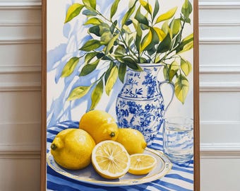 Puede incluir: Pintura a la acuarela de un bodegón con limones, una jarra floral azul y blanca con hojas verdes y un vaso de agua. Los limones están sobre un plato blanco con borde dorado, sobre un mantel a rayas azules y blancas. La obra está enmarcada.