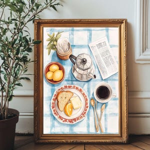 Może przedstawiać: Oprawiony akwarela przedstawiająca scenę śniadania. Obraz przedstawia talerz z tostami, masłem i plasterkiem pomarańczy, filiżankę kawy, kawiarkę, cytryny i gazetę na niebiesko-białym, w kratkę obrusie.