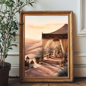 Può includere: Un dipinto ad acquerello incorniciato raffigura una scena del deserto con una struttura a forma di tenda, drappeggiata con tende color crema. L'opera d'arte presenta una calda tavolozza di colori marroni, arancioni e beige, con piante in vaso e lanterne.