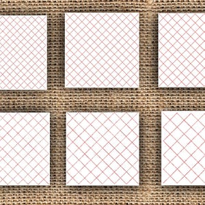 Op de afbeelding: Zes witte vierkante onderzetters met een rood kruispatroon zijn gerangschikt op een getextureerd, bruin oppervlak. De onderzetters zijn gelijkmatig verdeeld en tonen het herhalende geometrische ontwerp. De algehele esthetiek is eenvoudig en strak.