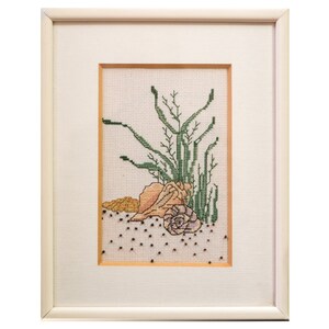 Handbroderad konst med vintageinramning av snäckskal, strandheminredning, strandväggdekor, unik nålsömnad