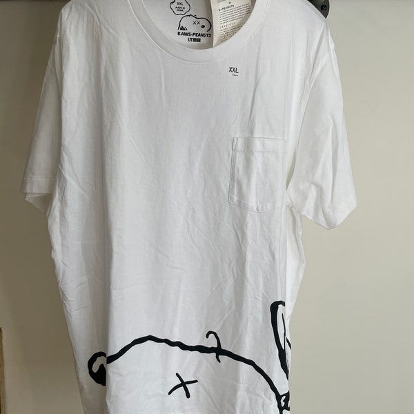KAWS X Peanuts X Uniqlo neuf avec étiquettes T-shirt en blanc avec imprimé noir XXL Snoopy