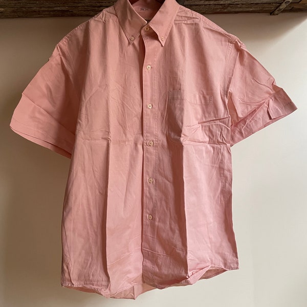 Vintage button down Banana Republic Oxford cotton pink short sleeve shirt. Size medium. 100% cotton 24” armpit to armpit. 30” long