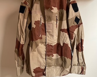 Vintage French army surplus desert camo jacket. Size medium. By Ma GE CO villafranche 22” armpit to armpit. 30” long