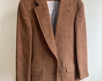 Vintage Paul Stuart 41 long tweed blazer. Made in the USA. Features multiple custom pockets including a tiny coin pocket. Single vent. Two