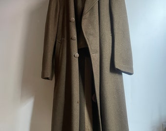 Vintage heavy wool WWII era U.S. army trench coat. Size 42 regular large. All wool, U.S. military buttons. Two hip pockets. Lining in tact