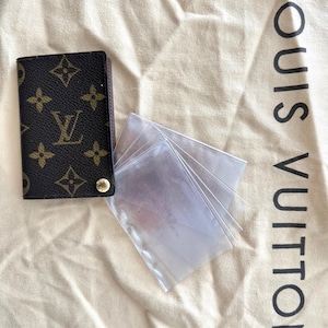 L'étui pour cartes de crédit Louis Vuitton Monogram Porte Billets Cartes est un accessoire de luxe conçu spécifiquement pour les femmes ou les hommes.
