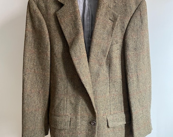 Vintage Paul Stuart 41 long tweed blazer. Made in the USA. Features multiple custom pockets including a tiny coin pocket. Single vent. Two b