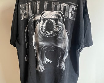 Vintage 2000's metallic glitterverf Bulldog T-shirt met een boxy pasvorm. Ongeveer maat xl. 26 "oksel tot oksel. 30” lang.