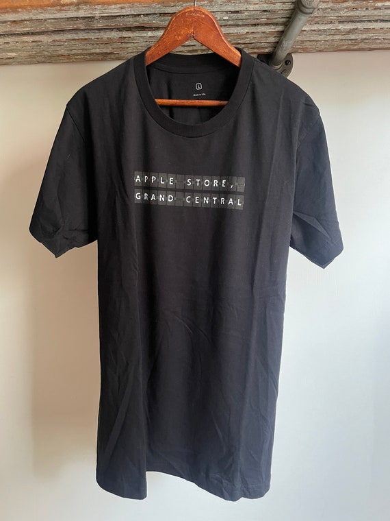 Camiseta oficial original del uniforme de Apple Store Grand Central New York. Talla larga. Fabricado en EE.UU. Impreso por Apple. 23 de axila a axila. 2 Etsy Espana