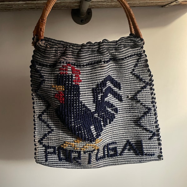 Vintage bamboo woven Portugal hen and rooster boho shopper tote bag. Wooden bamboo 16” handle. 15” x 15” woven bag. Hen on one side rooster