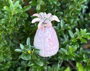 Gartenkeramik, Blüte aus handgemachter Keramik, Gartenstecker, rosa