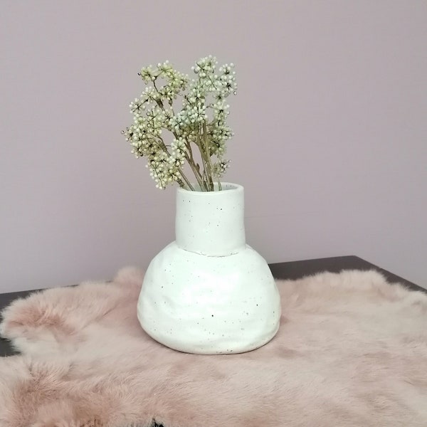 Vase, mittelgroß, handgemacht aus Keramik, cremeweiß mit braunen Sprenkeln, wasserdicht