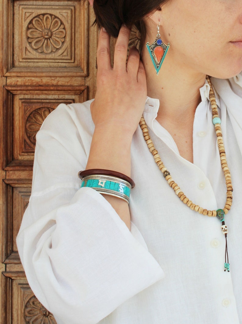 Handmade by artisans from Nepal. SUNITA TURQUESA PULSERA \u2013 Metal bracelet and stones tinted in turquoise with mantra