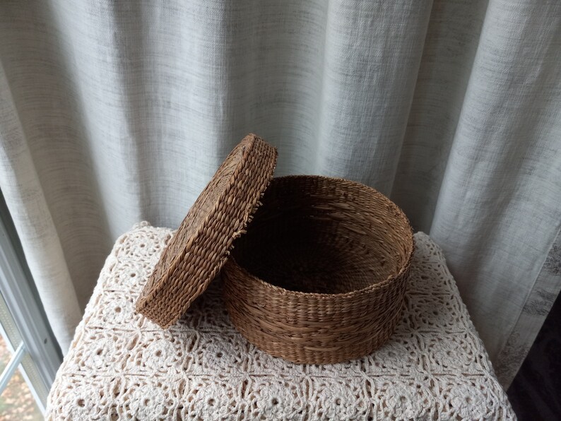 Vintage Woven Seagrass Basket With Lid Etsy