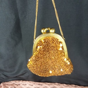 Sequin d’or de cru tôt et sac à main enchaîné