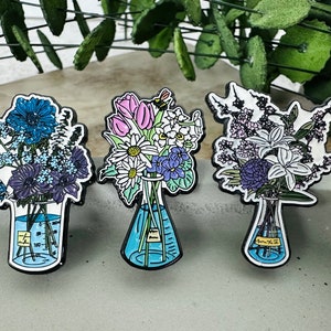Wissenschaft Emaille Pin, Chemie Pin, Florale Emaille Pin, STEM Pin, Rucksack Pin, Wissenschaft Geschenk, Lab Geschenk, Frauen in der Wissenschaft