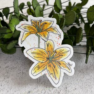 Pegatina de vinilo de lirio amarillo, pegatina de lirios, pegatina de flor amarilla, pegatina de flor de acuarela, calcomanía de flores, botella de agua y calcomanía de computadora portátil