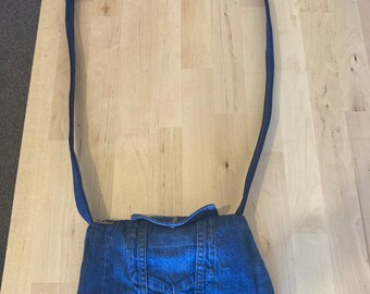 Upcycled Denim Klappe Tasche mit Patch-Tasche