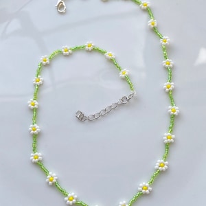 Daisy chain Choker Necklace,Seed Bead Necklace, White Yellow Green Necklace,Daisy Flower Necklace, Daisy Chain Jewellery,Boho Jewellery