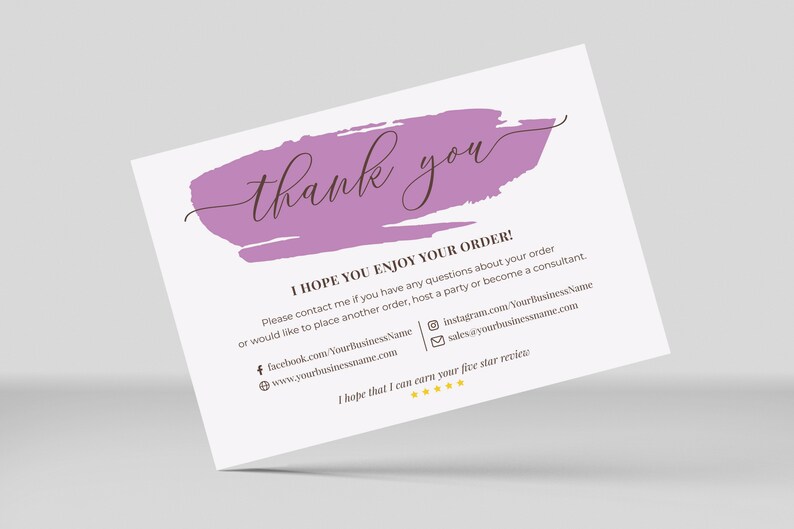 K&ouml;nnte beinhalten: Dankeskarte mit einem violetten Pinselstrich-Design. Die Karte enth&auml;lt den Text "Danke" und "Ich hoffe, Sie genie&szlig;en Ihre Bestellung!" mit Kontaktinformationen und einer F&uuml;nf-Sterne-Bewertung.