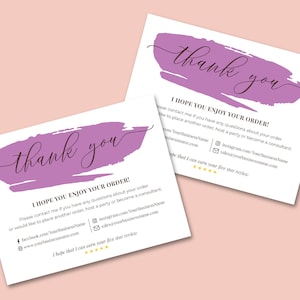 K&ouml;nnte beinhalten: Violette und wei&szlig;e Dankeskarte mit handgeschriebener Dankesbotschaft und einem violetten Pinselstrich-Design. Die Karte enth&auml;lt eine Nachricht mit dem Text "Ich hoffe, Sie genie&szlig;en Ihre Bestellung!" und bietet Kontaktinformationen f&uuml;r das Unternehmen.