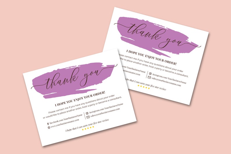 K&ouml;nnte beinhalten: Violette und wei&szlig;e Dankeskarte mit handgeschriebener Dankesbotschaft und einem violetten Pinselstrich-Design. Die Karte enth&auml;lt eine Nachricht mit dem Text "Ich hoffe, Sie genie&szlig;en Ihre Bestellung!" und bietet Kontaktinformationen f&uuml;r das Unternehmen.
