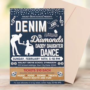 Könnte beinhalten: Eine blaue und weiße Einladung zu einem "Denim und Diamanten" Vater-Tochter-Tanz. Die Veranstaltung findet am Sonntag, den 14. Februar von 17:00 bis 22:00 Uhr in der Turnhalle der Walnut Grove School statt. Die Tickets kosten 10 € pro Person und beinhalten kostenlose Erfrischungen und Popcorn. Es wird Musik, Essen, Spiele, Leckereien und eine Fotobox geben.