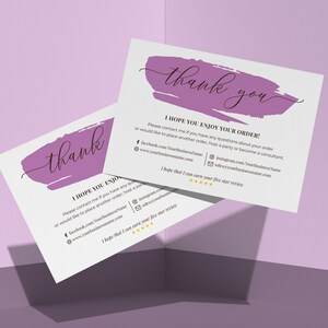 K&ouml;nnte beinhalten: Dankeskarte mit einem violetten Pinselstrich-Design und dem Text "Danke". Die Karte enth&auml;lt Kontaktinformationen f&uuml;r ein Unternehmen, darunter eine Website, Facebook, Instagram und eine E-Mail-Adresse. Die Karte enth&auml;lt auch ein F&uuml;nf-Sterne-Bewertungssystem und den Text "Ich hoffe, dass ich Ihre F&uuml;nf-Sterne-Bewertung erhalten kann."