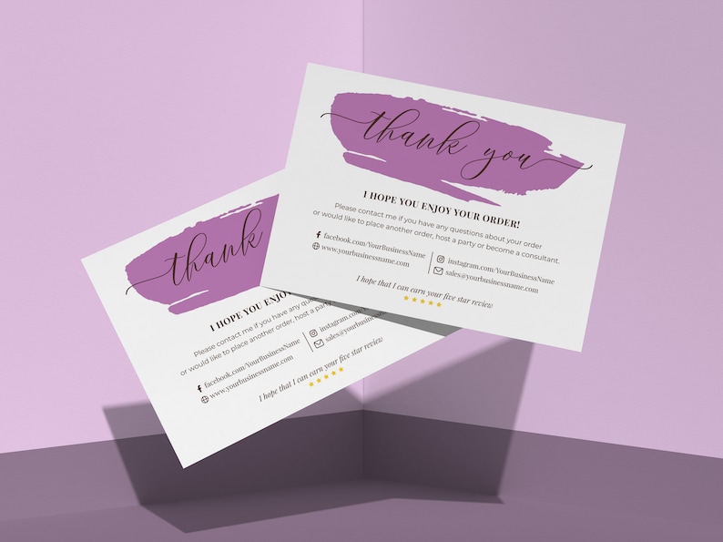 K&ouml;nnte beinhalten: Dankeskarte mit einem violetten Pinselstrich-Design und dem Text "Danke". Die Karte enth&auml;lt Kontaktinformationen f&uuml;r ein Unternehmen, darunter eine Website, Facebook, Instagram und eine E-Mail-Adresse. Die Karte enth&auml;lt auch ein F&uuml;nf-Sterne-Bewertungssystem und den Text "Ich hoffe, dass ich Ihre F&uuml;nf-Sterne-Bewertung erhalten kann."
