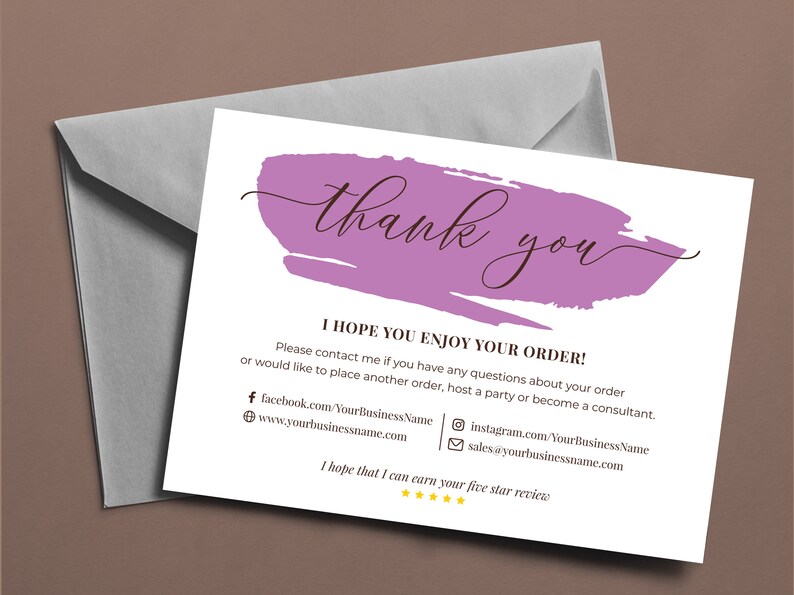 K&ouml;nnte beinhalten: Eine Dankeskarte mit einem violetten Pinselstrich-Design und dem Text "Danke". Die Karte enth&auml;lt eine Nachricht, die sich f&uuml;r die Bestellung des Kunden bedankt und ihn ermutigt, sich bei Fragen oder f&uuml;r eine weitere Bestellung an den Verk&auml;ufer zu wenden. Sie enth&auml;lt auch Kontaktinformationen f&uuml;r soziale Medien und E-Mail.