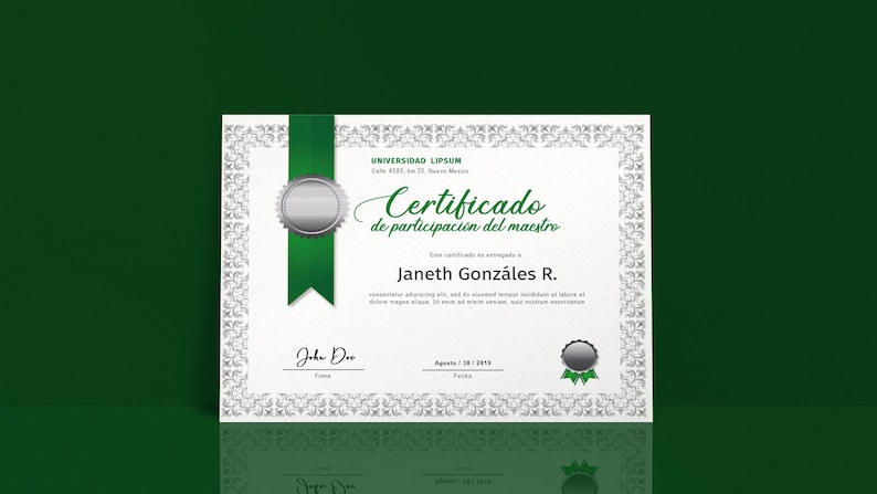 May include: A white certificate with a green ribbon and silver seal. The text on the certificate reads "UNIVERSIDAD LIPSUM" and "Certificado de participacion del maestro" and "Janeth Gonzales R.".