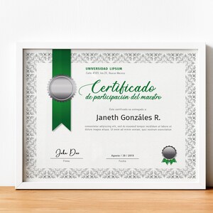 May include: A white framed certificate with a green ribbon and silver seal. The text on the certificate reads "UNIVERSIDAD LIPSUM", "Certificado de participaci&oacute;n del maestro", "Janeth Gonz&aacute;les R.", "John Doe", and "Agosto / 31 / 2018".