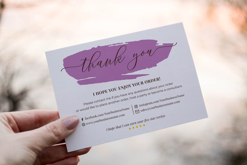 K&ouml;nnte beinhalten: Eine Dankeskarte mit einem violetten Pinselstrich-Design. Die Karte enth&auml;lt den Text "Vielen Dank" und "Ich hoffe, Sie genie&szlig;en Ihre Bestellung!" mit den Kontaktdaten des Unternehmens.