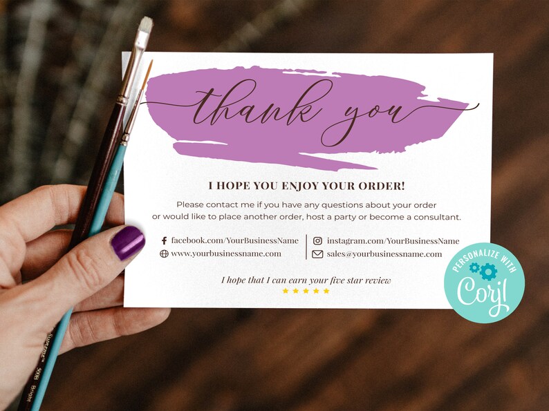 K&ouml;nnte beinhalten: Dankeskarte mit einem Design aus violettem Aquarell-Pinselstrich. Die Karte enth&auml;lt Kontaktinformationen f&uuml;r ein Unternehmen, einschlie&szlig;lich Website, Facebook, Instagram und E-Mail-Adresse. Die Karte enth&auml;lt auch ein F&uuml;nf-Sterne-Bewertungssystem und den Text "Ich hoffe, Sie genie&szlig;en Ihre Bestellung!" und "Ich hoffe, dass ich Ihre F&uuml;nf-Sterne-Bewertung erhalten kann."
