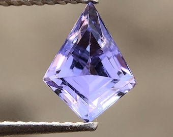 Pierre de zoisite de couleur pourpre et bleue en forme de cerf-volant, pierre précieuse à facettes de tanzanite à facettes en vrac