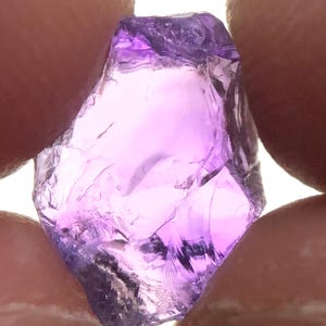 Tanzanite naturale grezza a più cambiamenti, 3,35 ct. Grado di sfaccettatura non trattato.