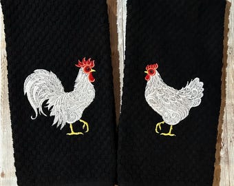 刺繍入りの白い雄鶏と雌鶏のセット。農家の鶏が黒、アイボリー、グレー、ブラウンのワッフル織りテリーコットンハンドディッシュタオルに描かれています。
