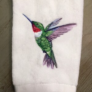 Embroidered Ruby Throated Hummingbird on Your Choice of White Velour or Terry Cotton Fingertip Bathroom Towel bild 4