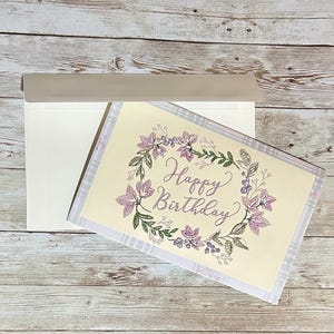 Gestickte Faden Blumen alles Gute zum Geburtstag Grußkarte lila Lavendel lila Blumen grüne Blätter karierten Hintergrund