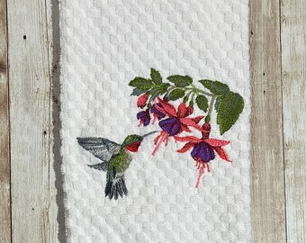 ルビーノドハチドリの刺繍入り、紫とピンクのフクシアの花柄、キッチンワッフル織りテリーコットンハンドタオル（アイボリーまたはホワイト）