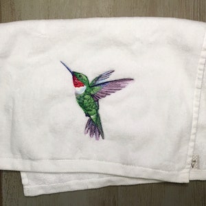 Embroidered Ruby Throated Hummingbird on Your Choice of White Velour or Terry Cotton Fingertip Bathroom Towel bild 3