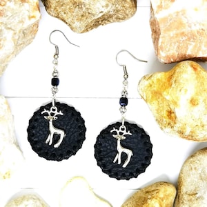 Handgefertigte Lederohrringe mit Elchschmuck