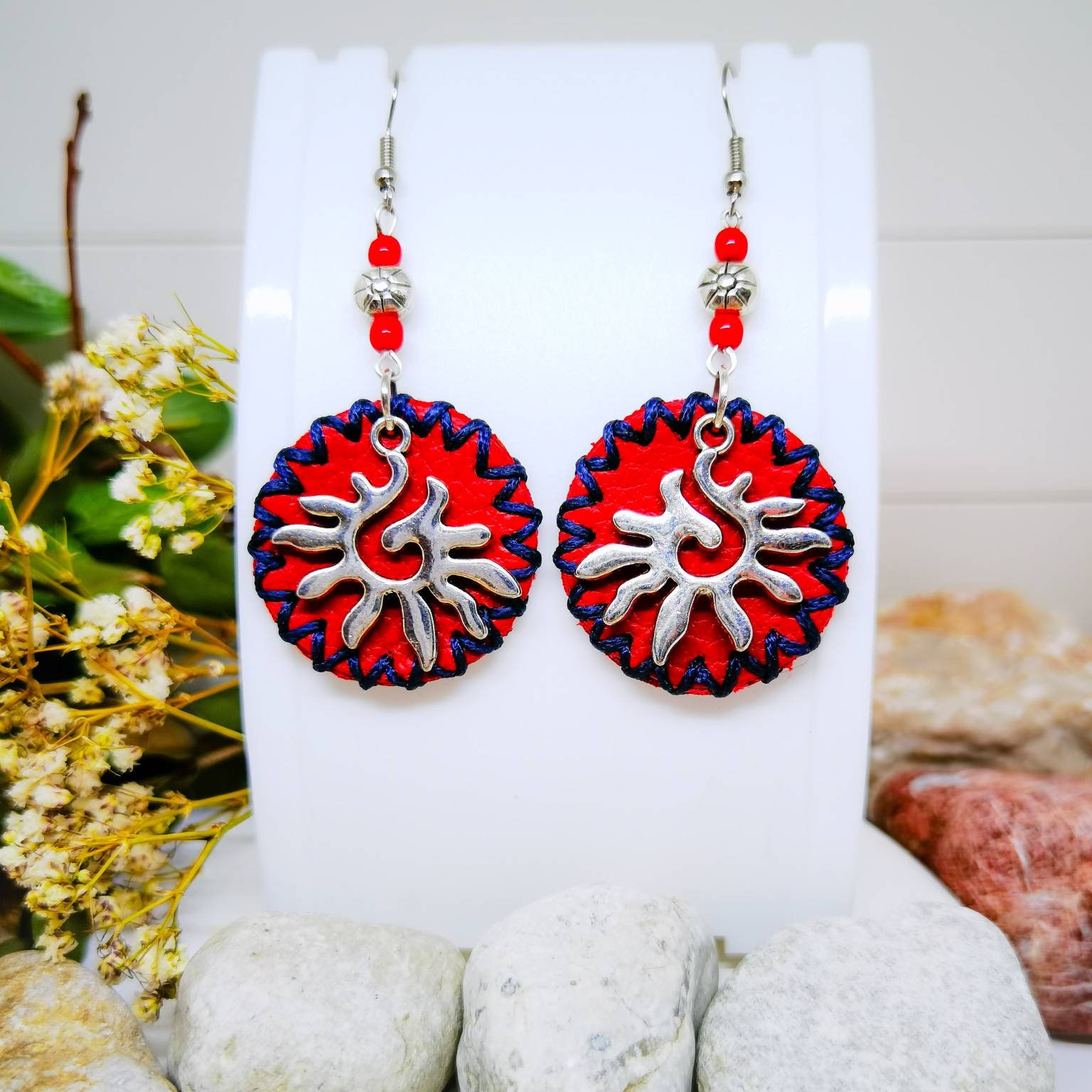 Roter runder Lederohrring mit Sonnenspirale minimalistischer | Etsy