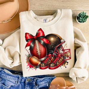 Sweat graphique football ludique avec noeud rouge et baskets léopard pour les amateurs de sport - Téléchargement immédiat