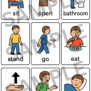 Könnte beinhalten: Neun illustrierte Karten mit einfachen Aktionen und Wörtern: sitzen, öffnen, Badezimmer, stehen, gehen, essen, mehr, wollen und schlafen. Jede Karte zeigt eine Cartoonfigur, die die Aktion ausführt.