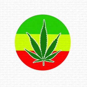Może przedstawiać: Zielony liść konopi w okręgu z zielonymi, żółtymi i czerwonymi sekcjami, przypominający flagę rastafariańską. Tło wypełnione powtarzającym się tekstem "MJsBD".