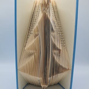 Christmas tree book folding pattern - Christmas craft - DIY Christmas decor- book art